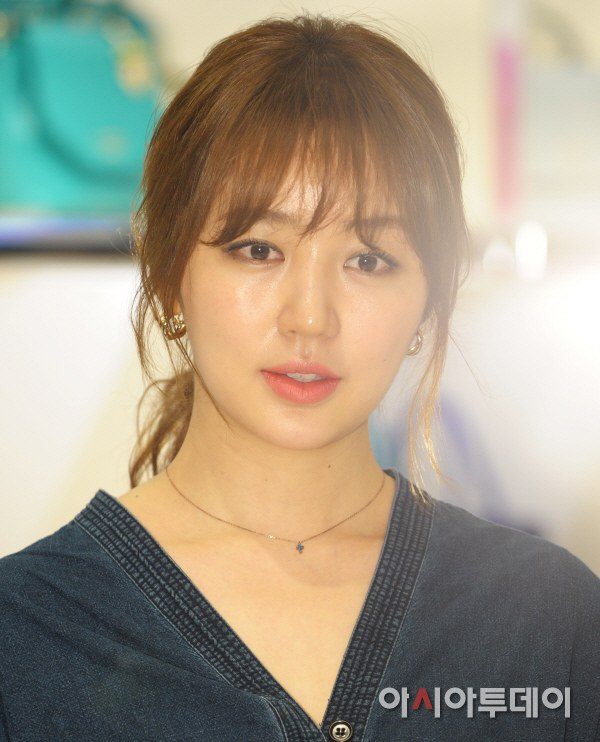 Yoon Eun Hye giản dị nhưng vẫn nổi bật trong sự kiện 8