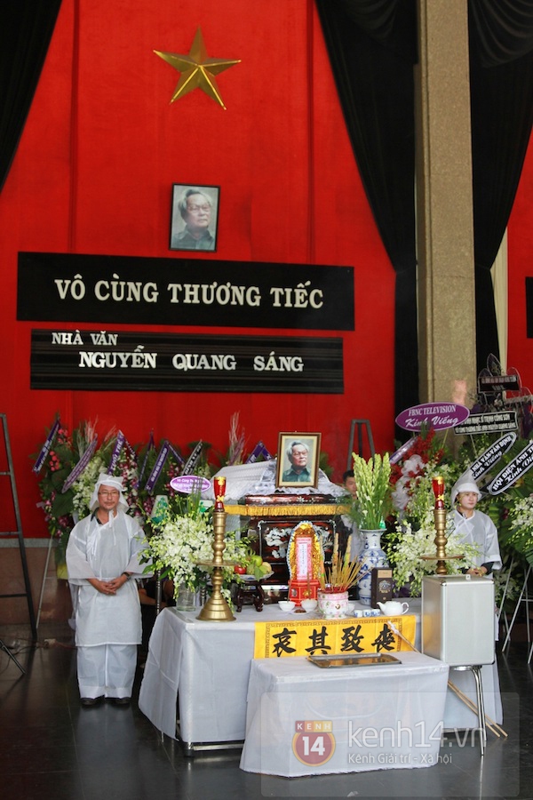 Minh Hằng cùng Bình Minh đến viếng nhà văn Nguyễn Quang Sáng 1