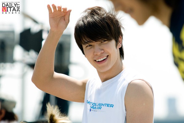 Lee Donghae (SuJu) dẫn đầu top mỹ nam giống... "khủng long" nhất 2