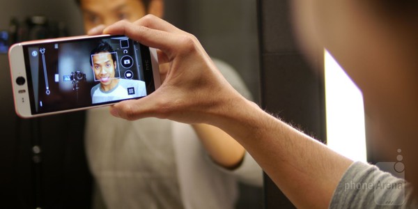 HTC trình làng smartphone "siêu tự sướng", camera 13MP 8