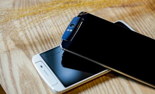 8 smartphone có camera sau phá cách nhất từ trước tới nay 4