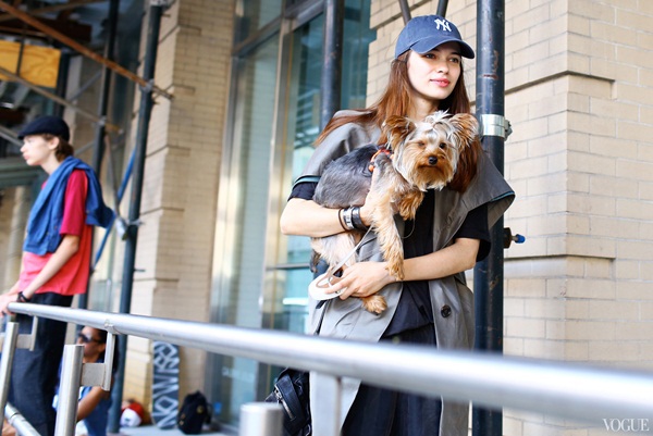 "Lóa mắt" với muôn vẻ street style tại New York Fashion Week 37