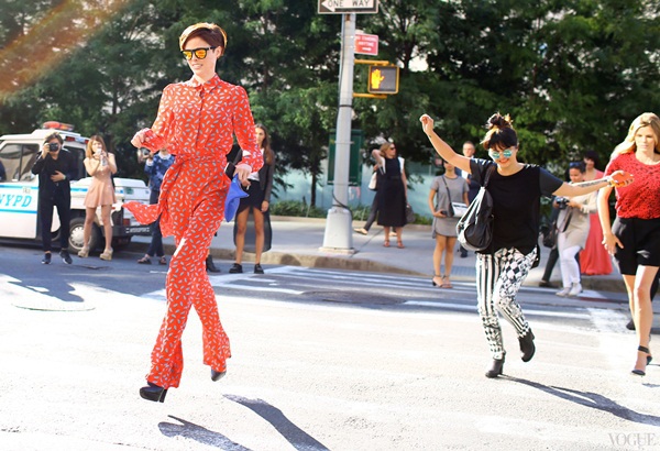 "Lóa mắt" với muôn vẻ street style tại New York Fashion Week 2