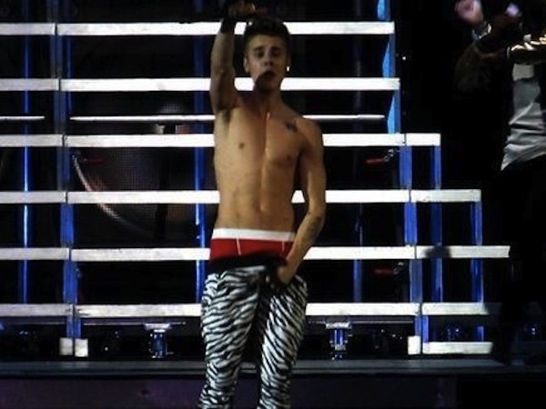 Justin Bieber cố t&igrave;nh &ldquo;tụt quần&rdquo; khi&ecirc;u kh&iacute;ch Selena 2