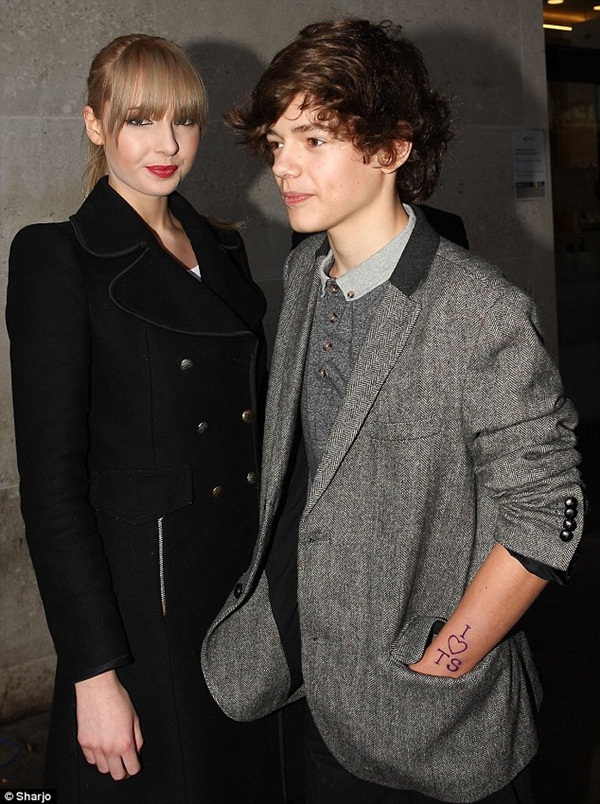 Bản sao của Harry và Taylor Swift "pose" ảnh thân thiết  1