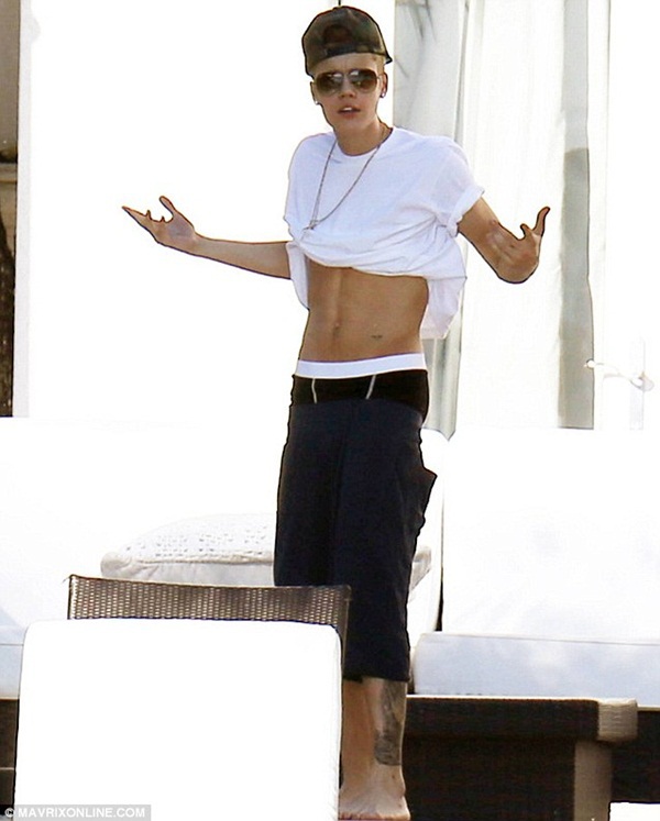 Justin Bieber &ldquo;s&agrave;m sỡ&rdquo; v&ograve;ng một fan nữ 3
