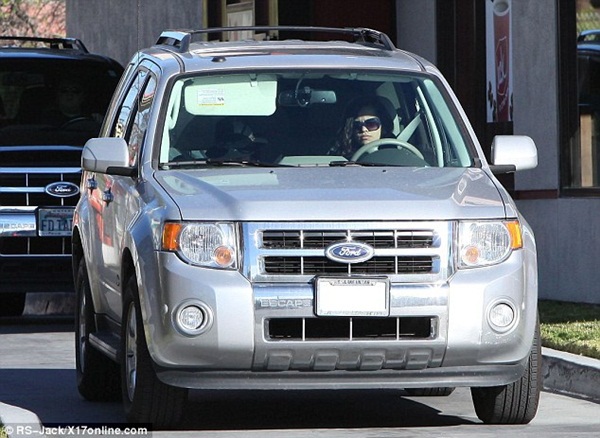 Hậu tin tái hợp Justin, Selena "cố thủ" trong xe ô tô 3