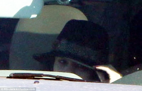 Hậu tin tái hợp Justin, Selena "cố thủ" trong xe ô tô 5