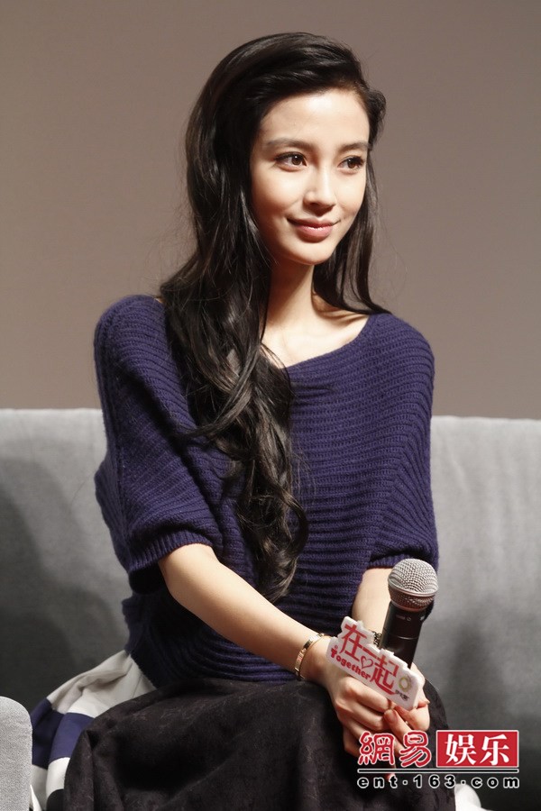 Angela Baby giơ cao tay bị soi nội y 5