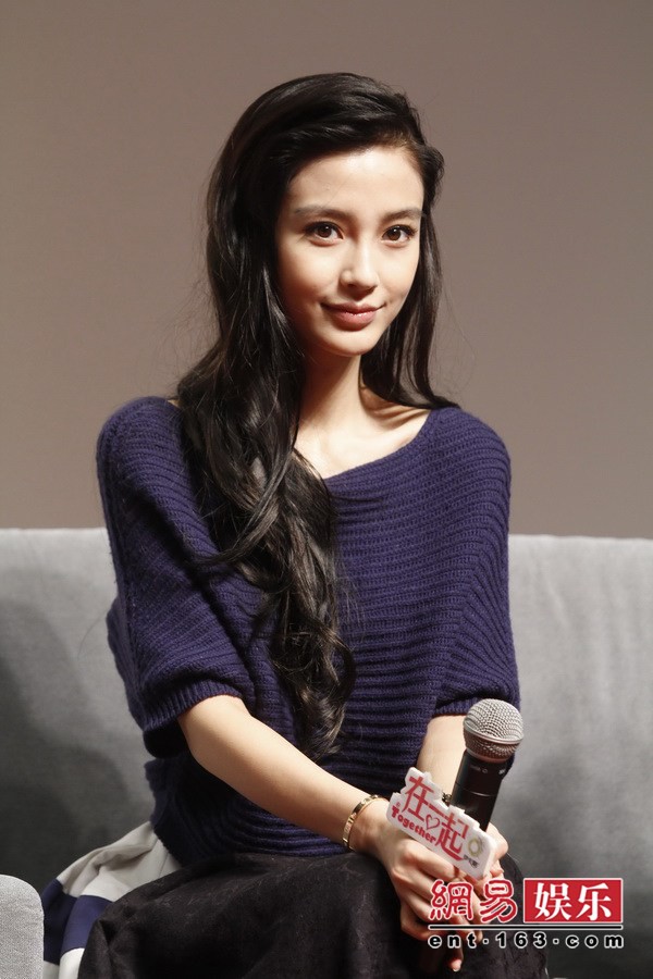 Angela Baby giơ cao tay bị soi nội y 6