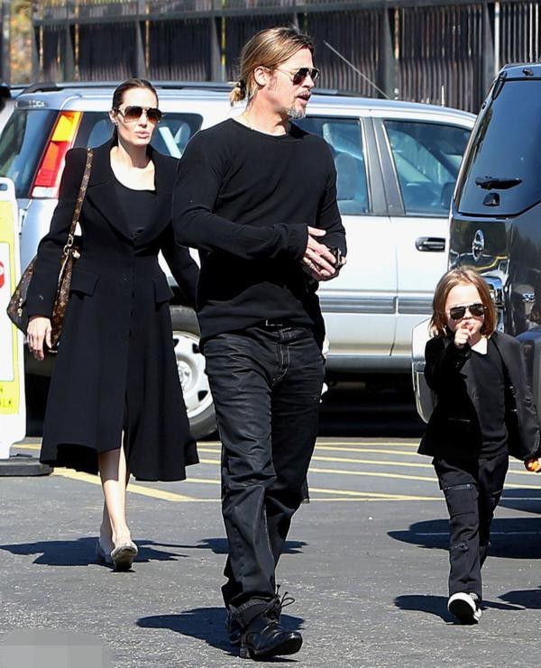 Cặp song sinh nhà Jolie - Pitt sành điệu trên phố 4