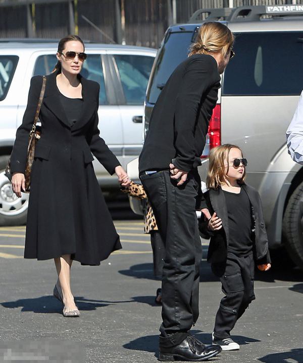 Cặp song sinh nhà Jolie - Pitt sành điệu trên phố 10