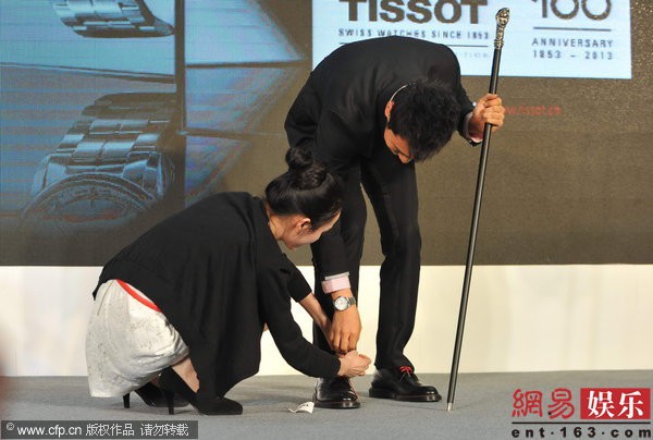 Huỳnh Hiểu Minh xấu hổ vì để trợ lý nữ buộc dây giày hộ 2
