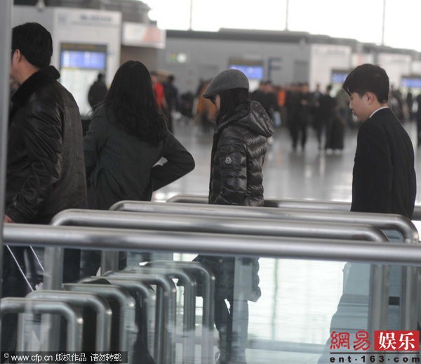 Đổng Khiết n&eacute; tr&aacute;nh ph&oacute;ng vi&ecirc;n sau khi lộ clip ngoại t&igrave;nh 2