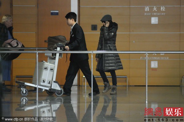 Đổng Khiết n&eacute; tr&aacute;nh ph&oacute;ng vi&ecirc;n sau khi lộ clip ngoại t&igrave;nh 3