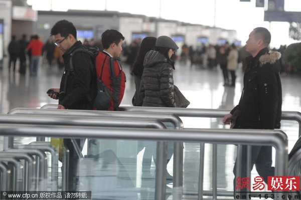 Đổng Khiết n&eacute; tr&aacute;nh ph&oacute;ng vi&ecirc;n sau khi lộ clip ngoại t&igrave;nh 4