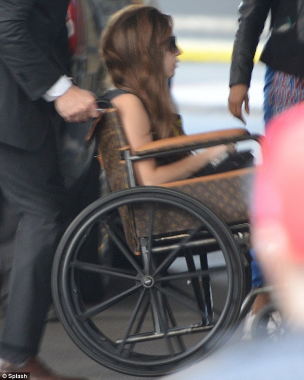 Hết xe lăn mạ vàng, Lady Gaga lại khoe xe lăn của... LV 1