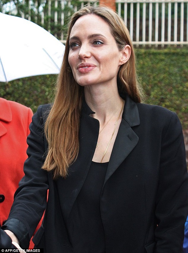 Angelina Jolie để mặt mộc và đeo ba lô giản dị 1