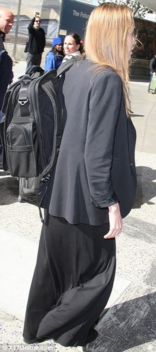 Angelina Jolie để mặt mộc và đeo ba lô giản dị 5