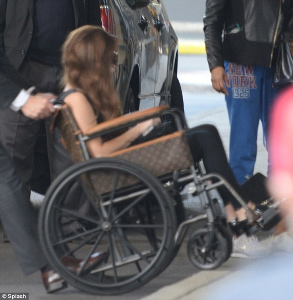 Hết xe lăn mạ vàng, Lady Gaga lại khoe xe lăn của... LV 2