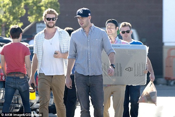 Liam đi mua sắm đồ cho nhà Miley  1