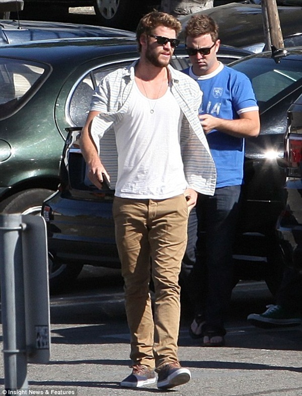 Liam đi mua sắm đồ cho nhà Miley  5