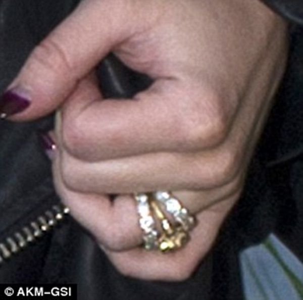 Miley đeo nhẫn đính hôn, mặc tin đồn Liam phản bội 2