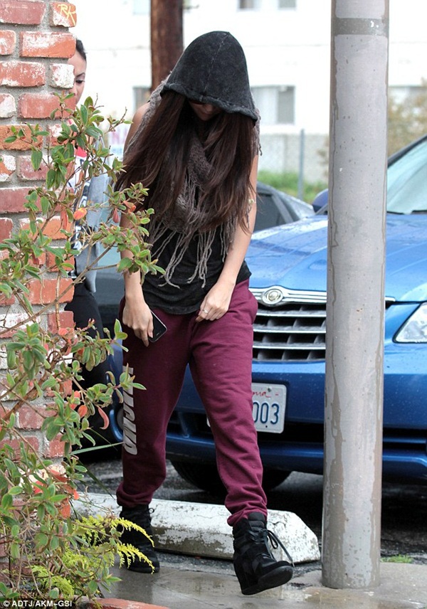 Justin nhập viện, Selena tíu tít đi học nhảy 1