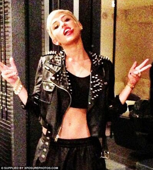 Miley Cyrus bị chụp ảnh phì phèo thuốc lá ở ban công 2