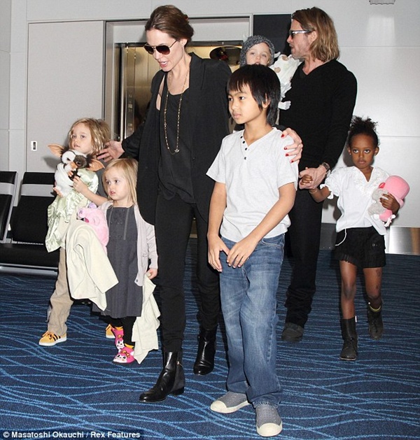Bà mẹ 14 con cố tình khoe chân giống Angelina Jolie 4
