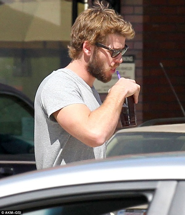 Miley Cyrus &uacute;p mở về việc sẽ cố gắng cưới đ&uacute;ng hạn 5