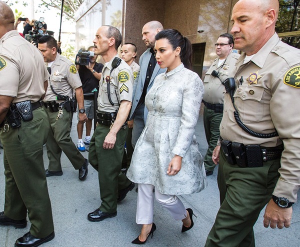 Kim Kardashian huy động gần 10 cảnh sát làm vệ sỹ khi ra tòa 2
