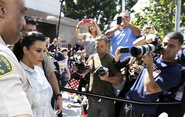Kim Kardashian huy động gần 10 cảnh sát làm vệ sỹ khi ra tòa 5