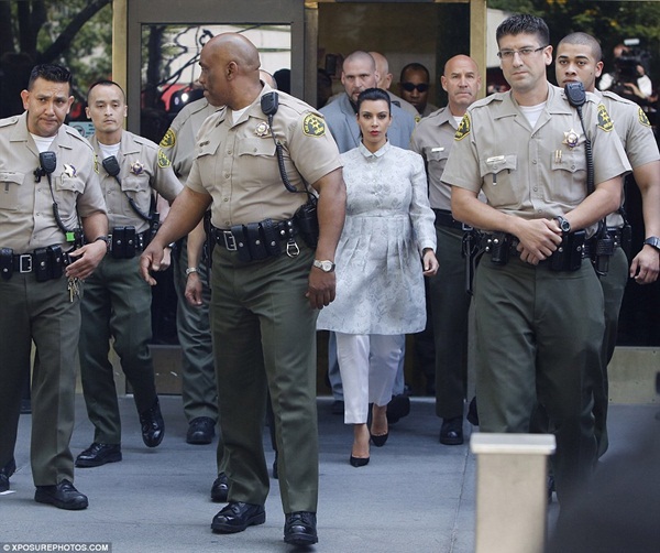 Kim Kardashian huy động gần 10 cảnh sát làm vệ sỹ khi ra tòa 1