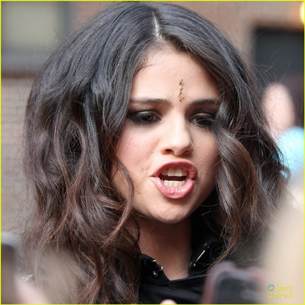 Biểu cảm &ldquo;kh&oacute; đỡ&rdquo; của Selena trước rừng ống k&iacute;nh 1