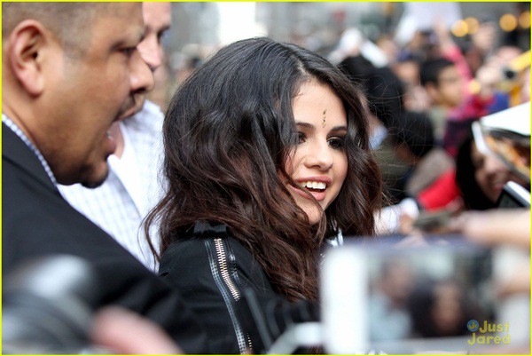 Biểu cảm &ldquo;kh&oacute; đỡ&rdquo; của Selena trước rừng ống k&iacute;nh 7