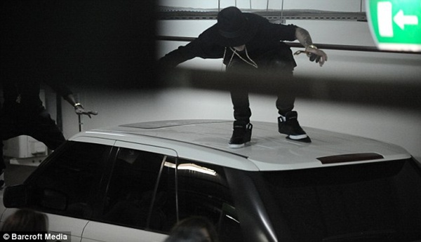 Justin Bieber nhảy lên nóc xe vì quá khích 1
