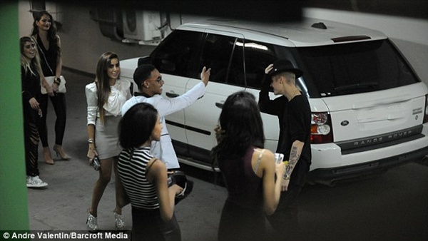 Justin Bieber nhảy l&ecirc;n n&oacute;c xe v&igrave; qu&aacute; kh&iacute;ch 4