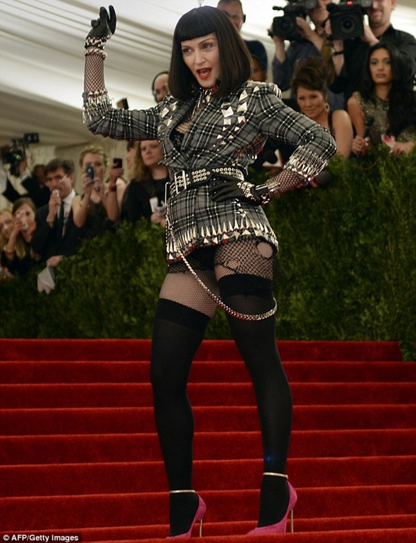 Madonna "quên quần", đeo thánh giá sau mông 6