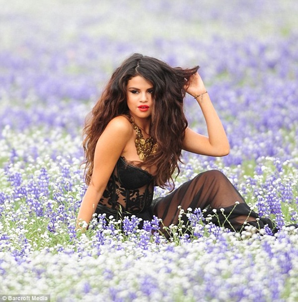 Fan cuồng xăm t&ecirc;n Selena v&agrave; Demi dưới thắt lưng 5
