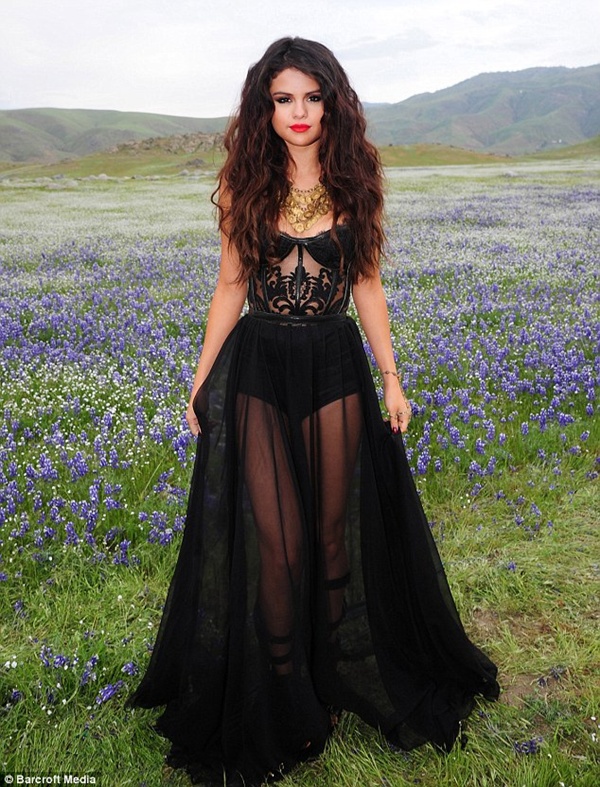 Fan cuồng xăm t&ecirc;n Selena v&agrave; Demi dưới thắt lưng 8