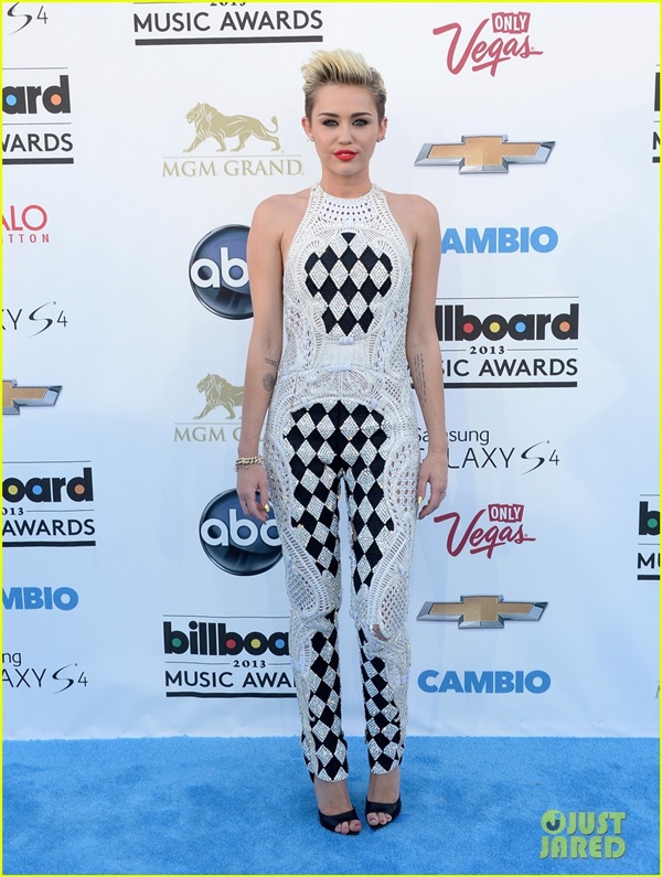 Justin "bỏ" Selena một mình trên thảm xanh "Billboard Music Awards 2013" 9