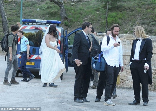 Nghệ sĩ hài Pháp "chui" vào nhà Angelina - Brad Pitt làm "nhái" đám cưới 5