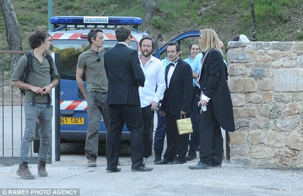 Nghệ sĩ hài Pháp "chui" vào nhà Angelina - Brad Pitt làm "nhái" đám cưới 3