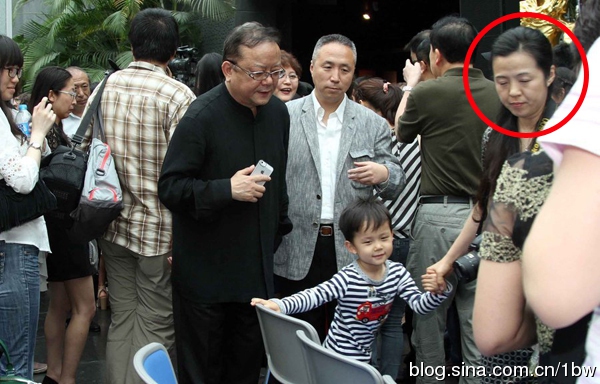 &ldquo;H&ograve;a Th&acirc;n&rdquo; khoe con trai 5 tuổi cực cute tr&ecirc;n phố 4