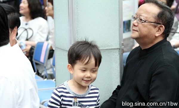 &ldquo;H&ograve;a Th&acirc;n&rdquo; khoe con trai 5 tuổi cực cute tr&ecirc;n phố 2