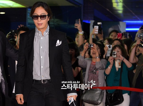 Bae Yong Joon lạ lẫm khi dự sự kiện 4