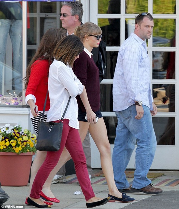 Taylor Swift khoe chân dài miên man trên phố 4