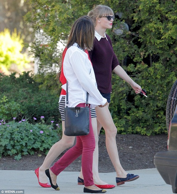 Taylor Swift khoe chân dài miên man trên phố 7