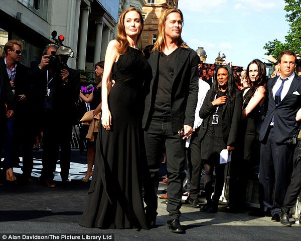 Angelina Jolie lộng lẫy bên Brad Pitt sau khi cắt bỏ ngực 12